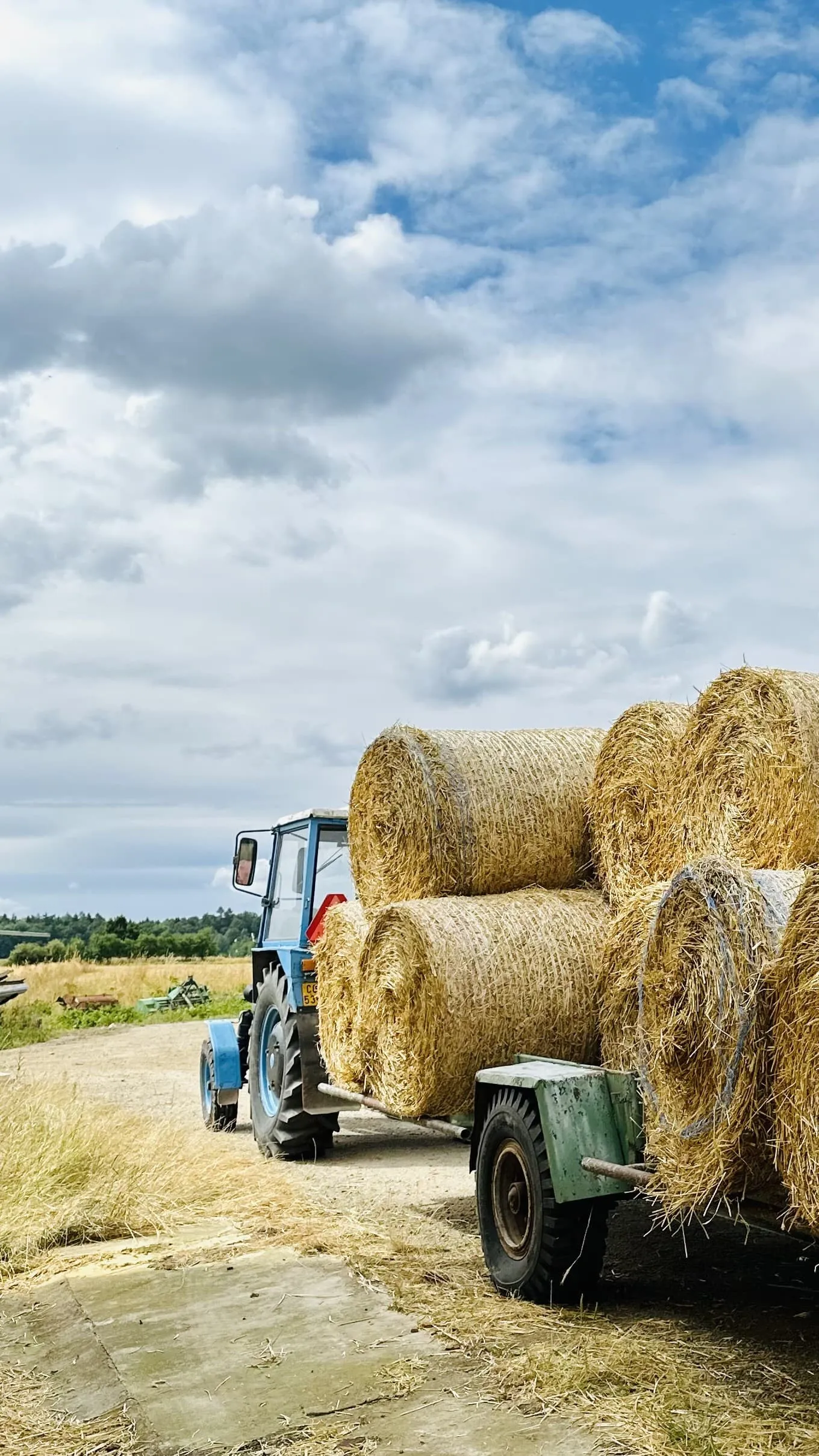 Traktor s balíky na farmě